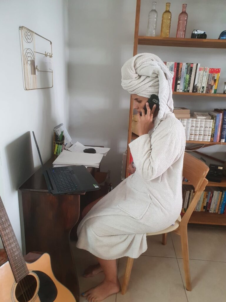 מאלתרת בטלפון
